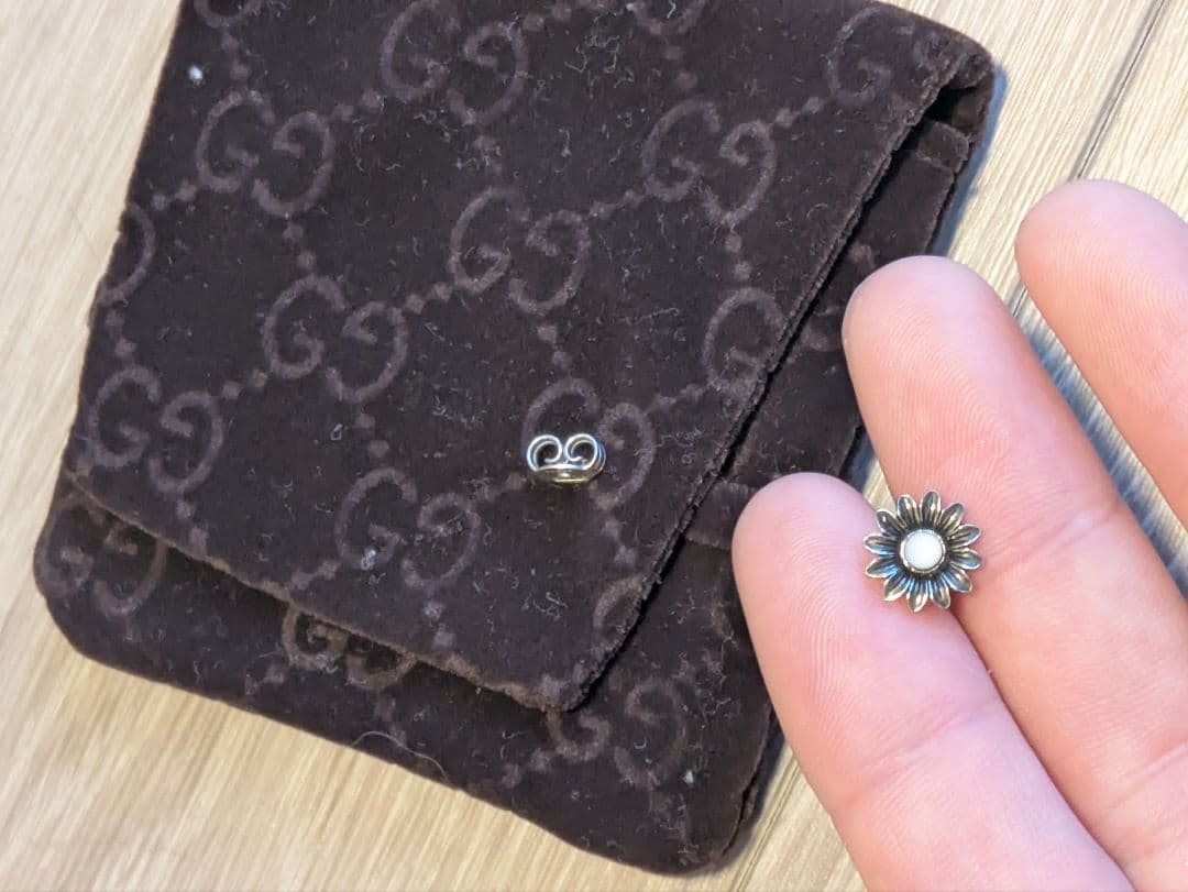 GUCCI　花形シルバーピアス(片耳用)