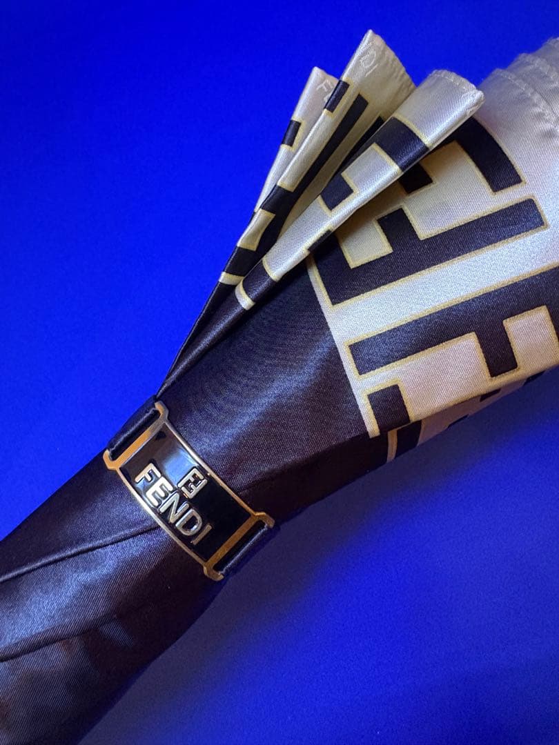 FENDI ロゴ入りズッカ柄長傘 ブラック/ゴールドベージュ