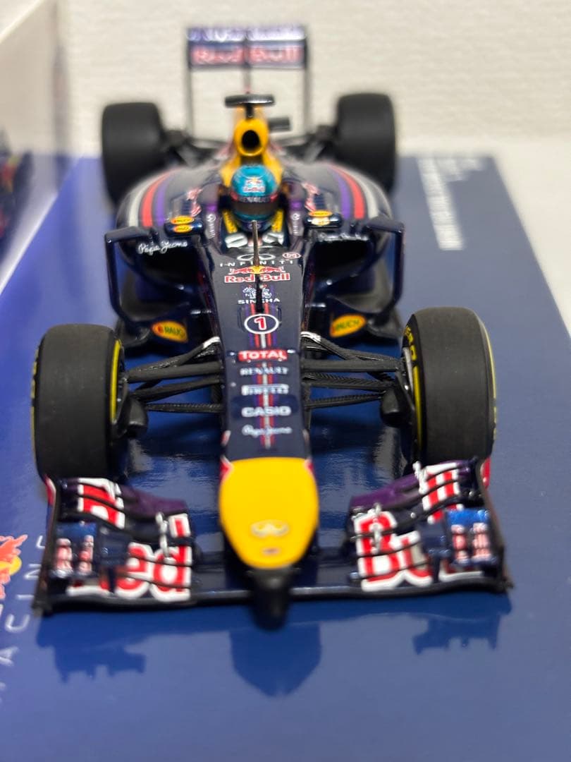 ミニカー RED BULL RACING RB10 S. Vettel 2014