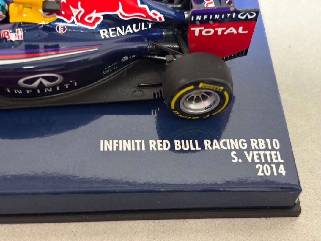 ミニカー RED BULL RACING RB10 S. Vettel 2014