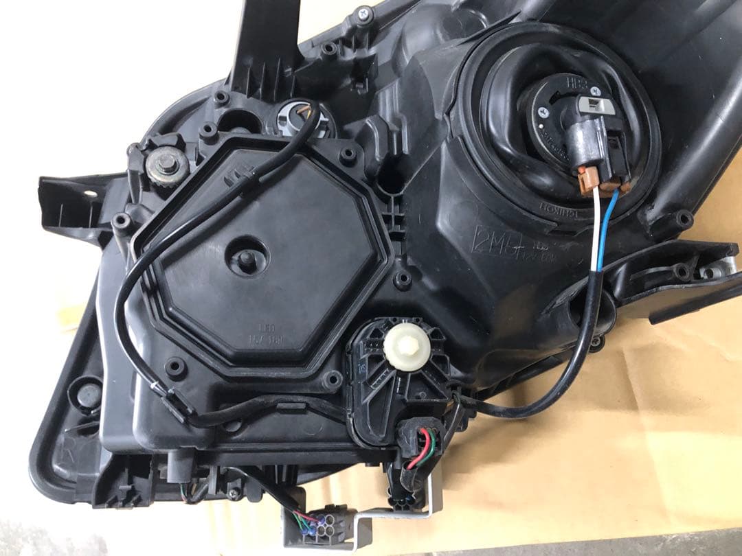 トヨタノア80前期右ヘッドライトLED ICHIKOH28-227