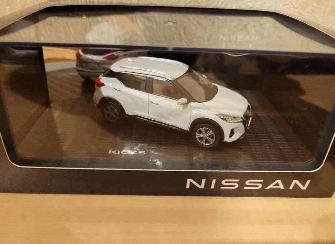 Nissan Kicks ミニカー ホワイト 1/43
