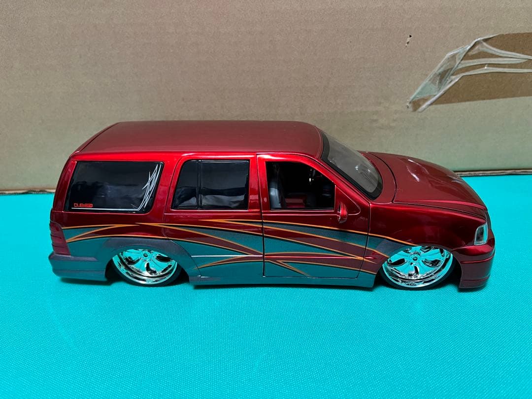 【DUB CITY】FORD EXPEDI TION 1/18