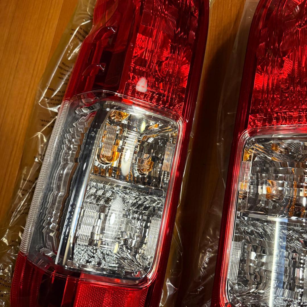 ハイエース　200系　8型　純正テールランプ　新車外し　左右セット