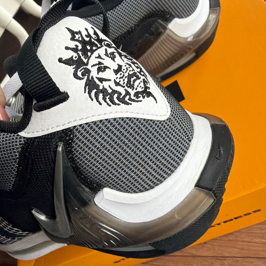 ライオンロゴ バスケットボールシューズ 黒白