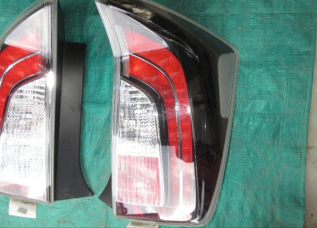 トヨタ 純正 30 プリウス G’s テールランプ ZVW30 後期