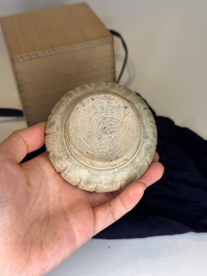 中国宋元時代 高古磁器 香合 小罐 蓮花浮彫蓋 石質感釉 灰白青色 貫入 箱付き