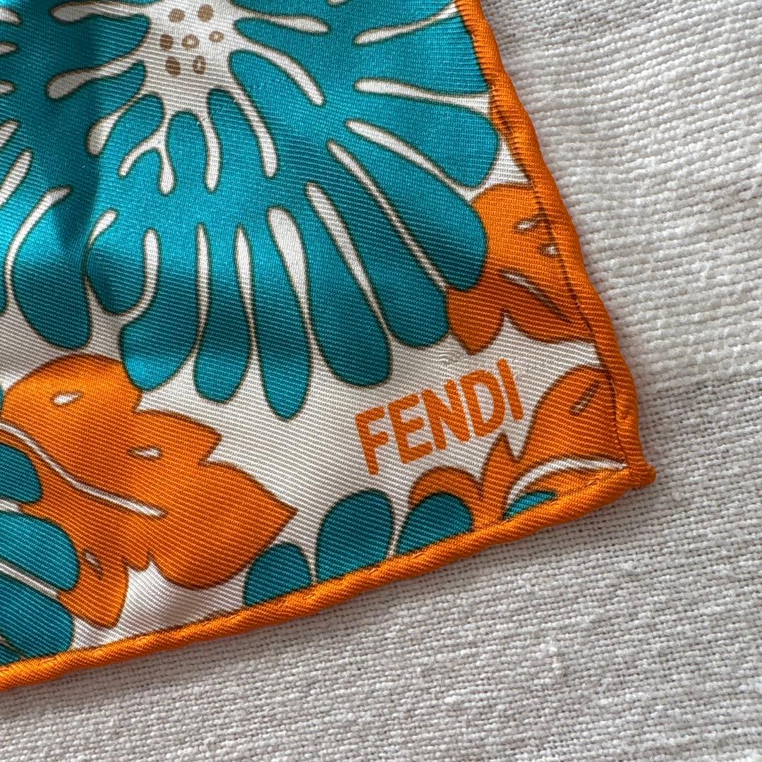フェンディ　スカーフ　FENDI 花柄　水色　ホワイト　オレンジ系