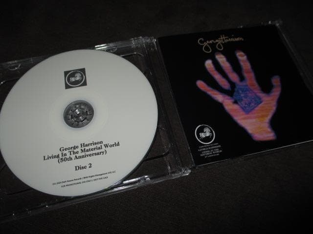 洋楽 e harrison living in the marerial