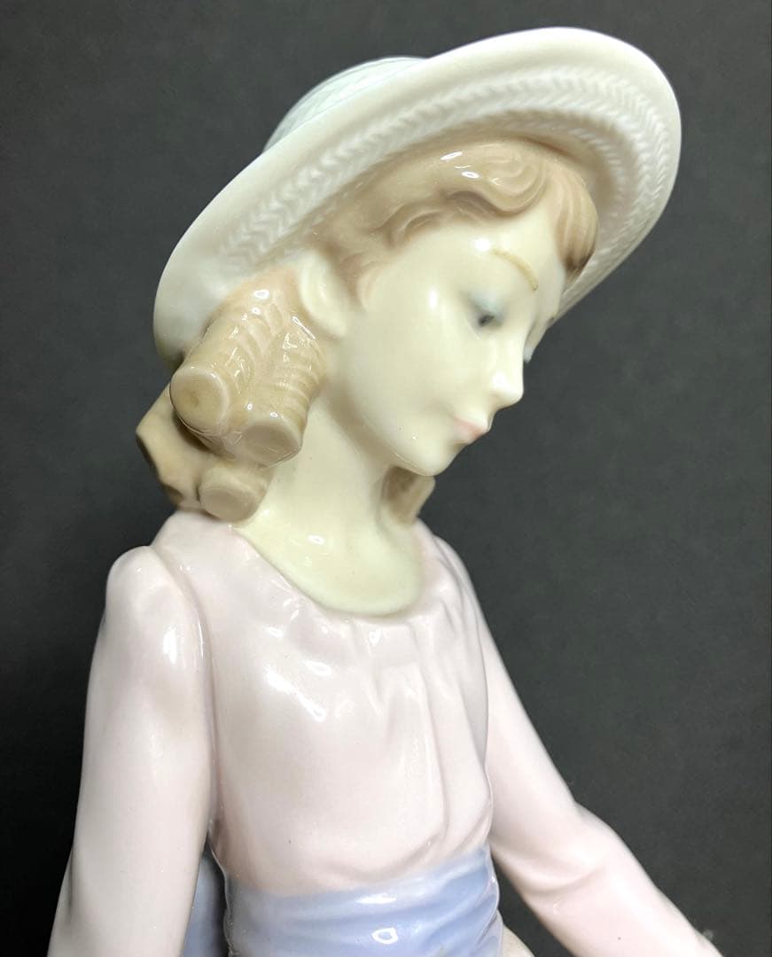 リアドロ LLADRO 陶器製女性像 花束付き