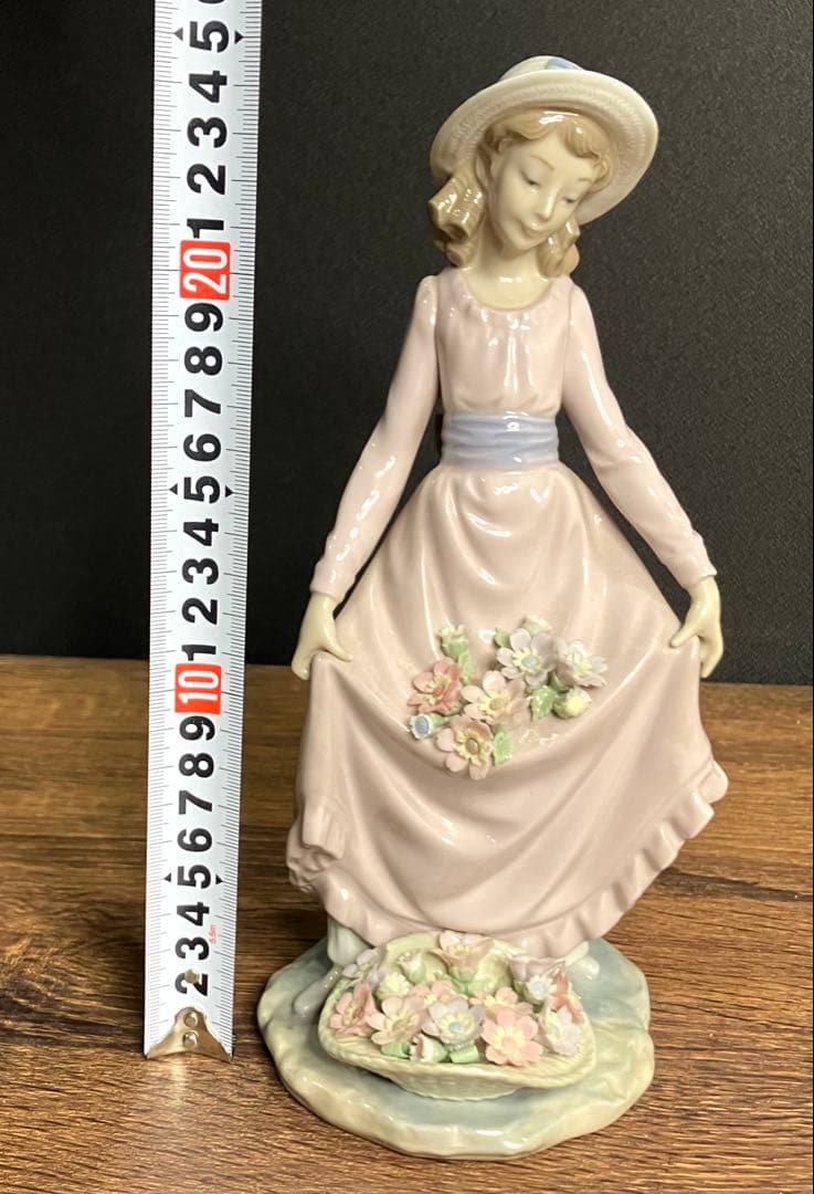 リアドロ LLADRO 陶器製女性像 花束付き