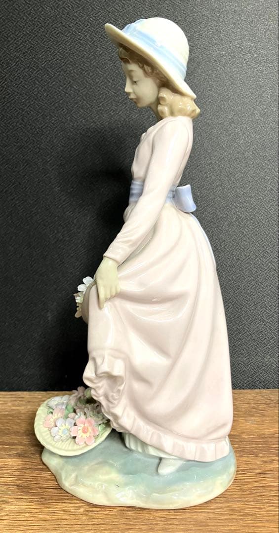 リアドロ LLADRO 陶器製女性像 花束付き