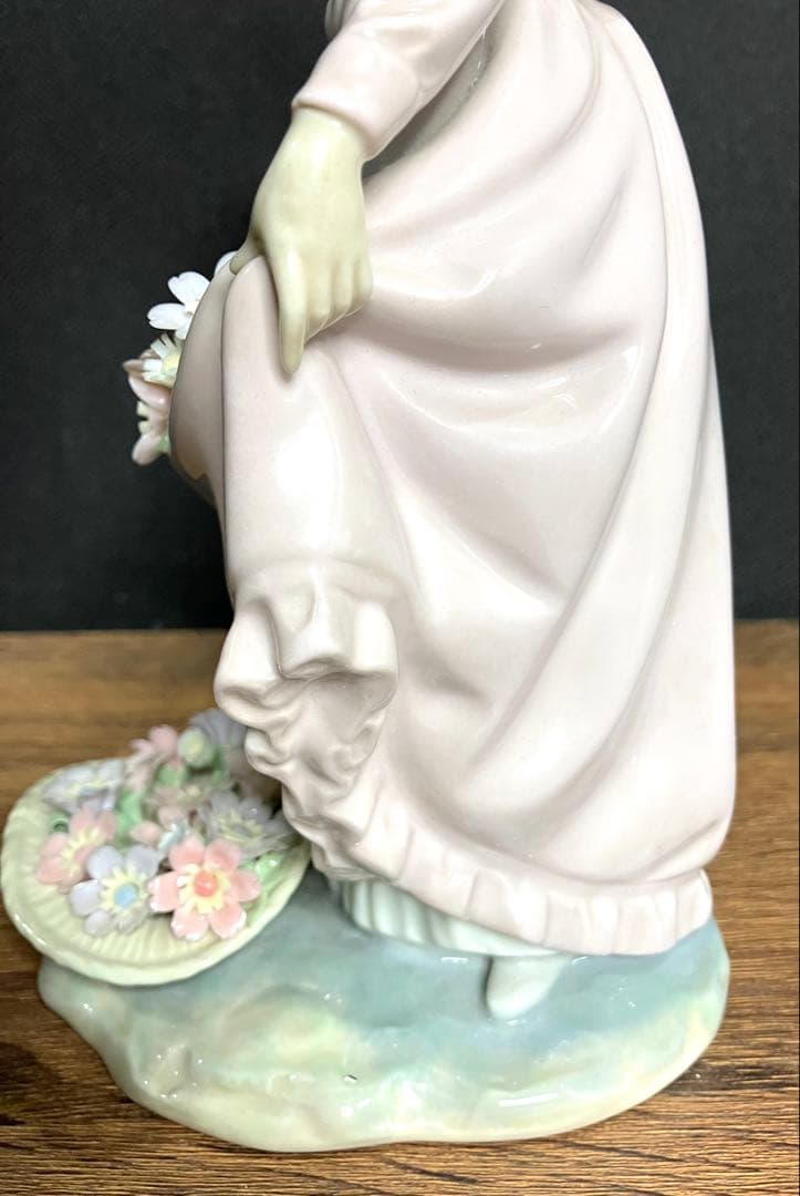 リアドロ LLADRO 陶器製女性像 花束付き