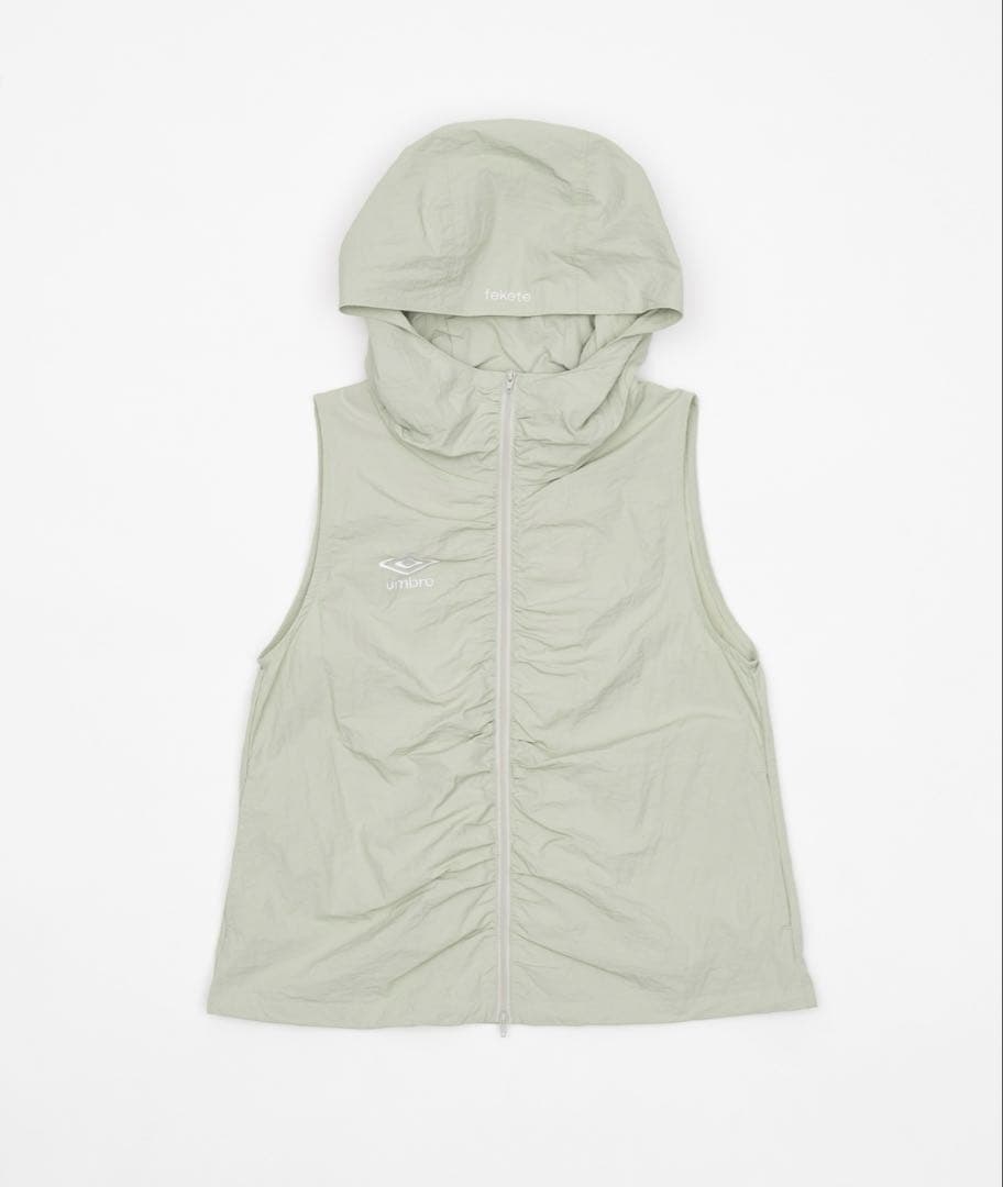 FEKETE × umbro ギャザーフーディーベスト（カーキ）