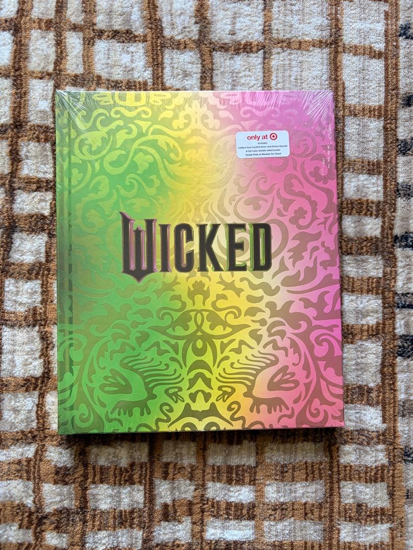 【アメリカ限定品】Wicked 公式写真集　ポスター付き　期間限定