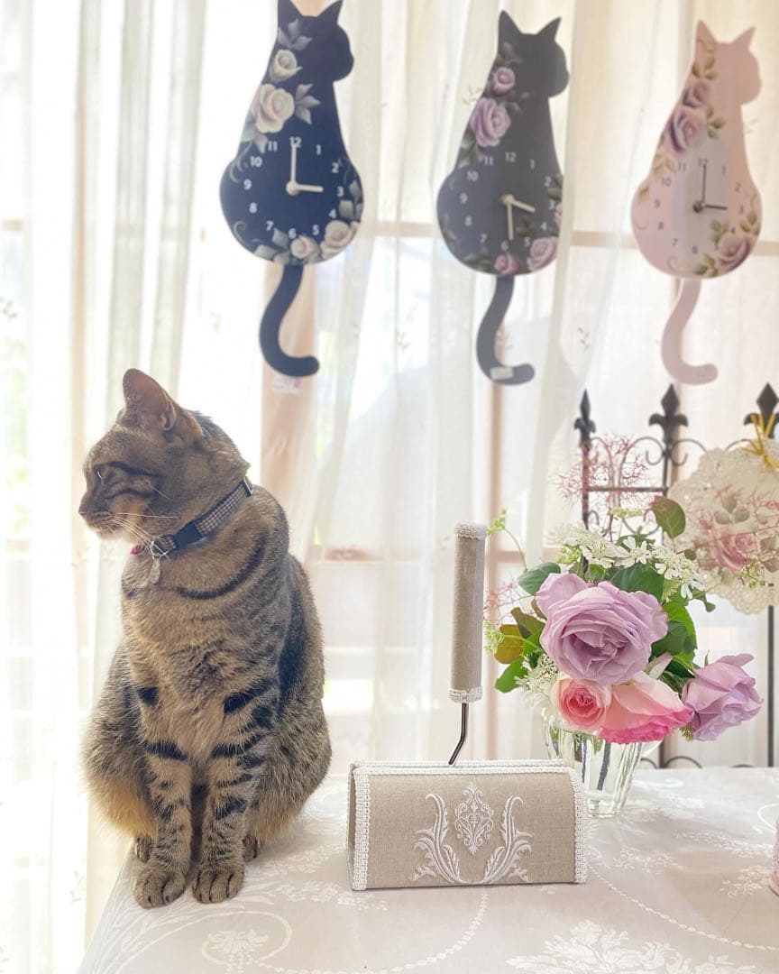♡しっぽが揺れる！手描きのバラ　可愛い猫の振り子時計　白猫　ピンクローズ