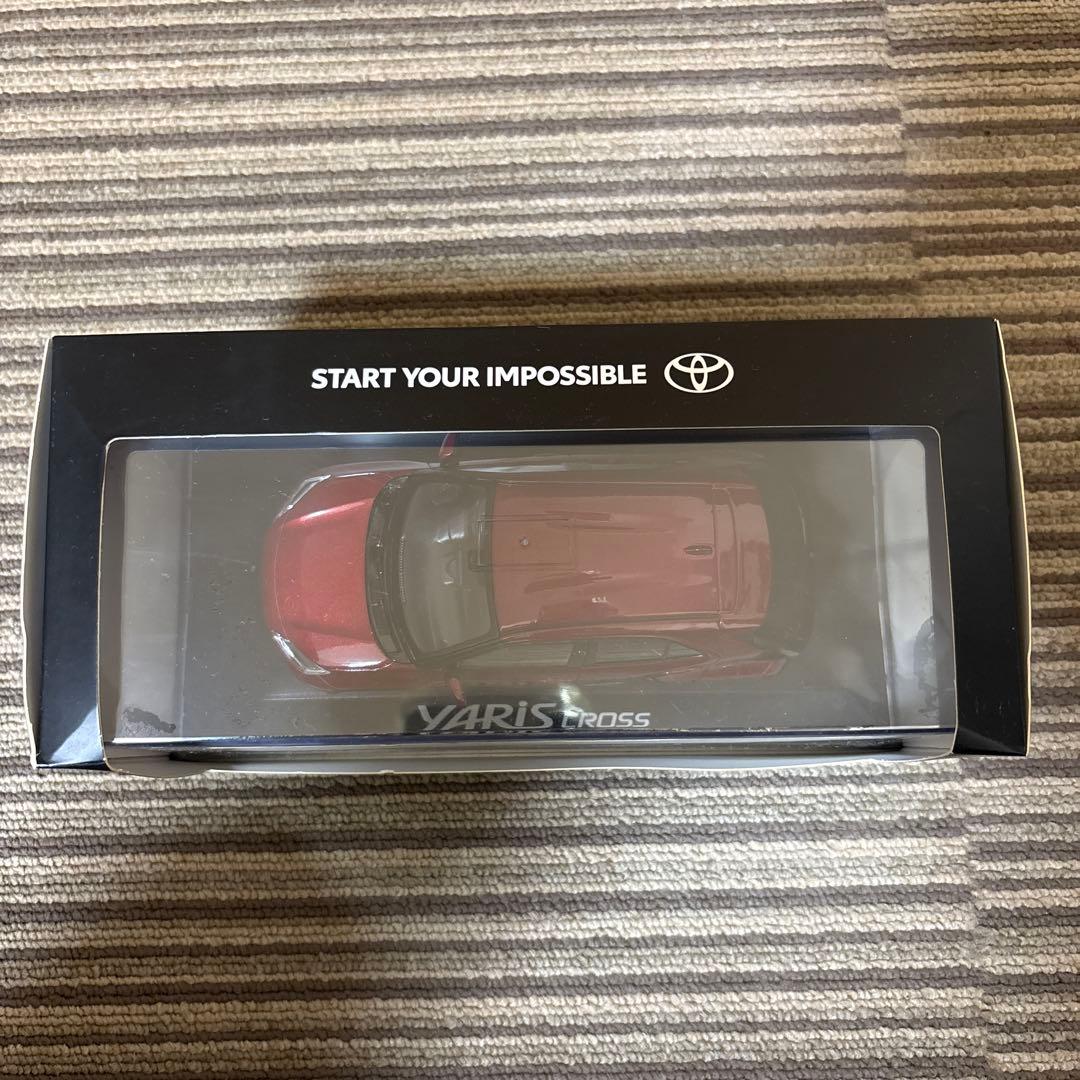 非売品 トヨタ ヤリスクロス ミニカー レッド　色見本