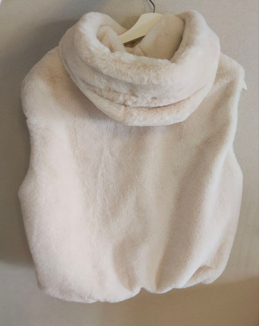 ZARA✴フェイクファー　フードベスト✴未使用✴Msize