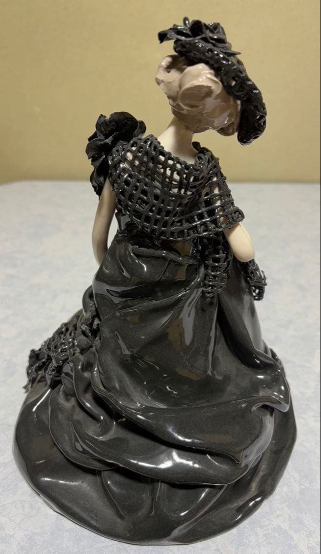ロマンドール 黒いドレス 女性像 置物 インテリア 陶器