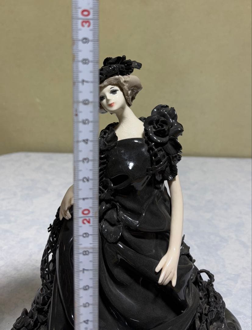 ロマンドール 黒いドレス 女性像 置物 インテリア 陶器