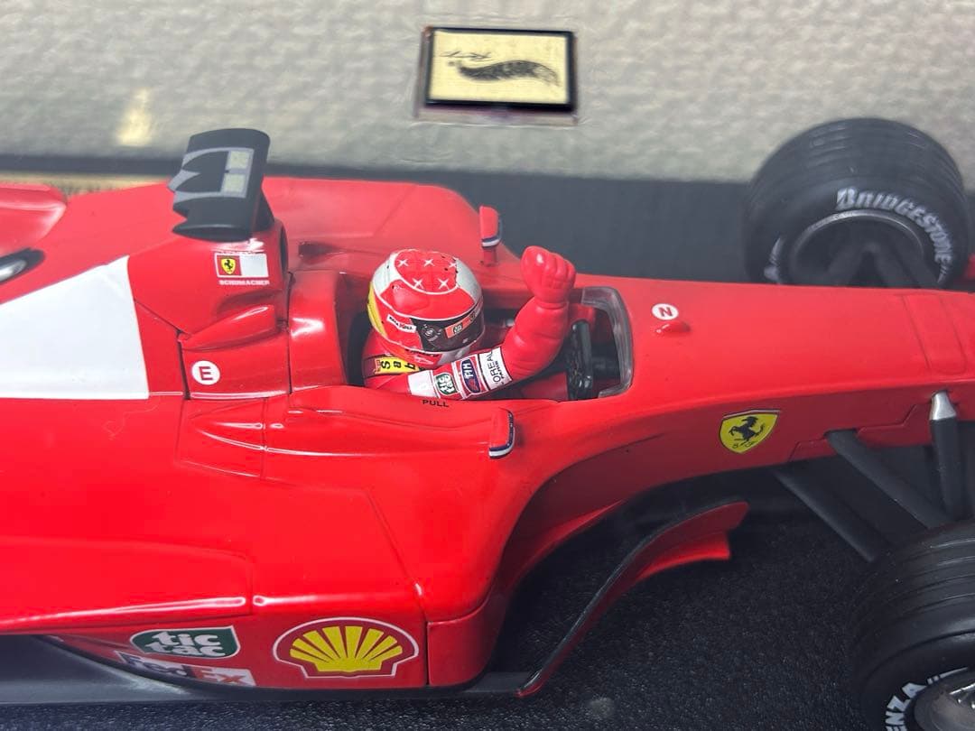 Hotwheels1/18フェラーリ2001ワールドチャンピオンM.シューマッハ