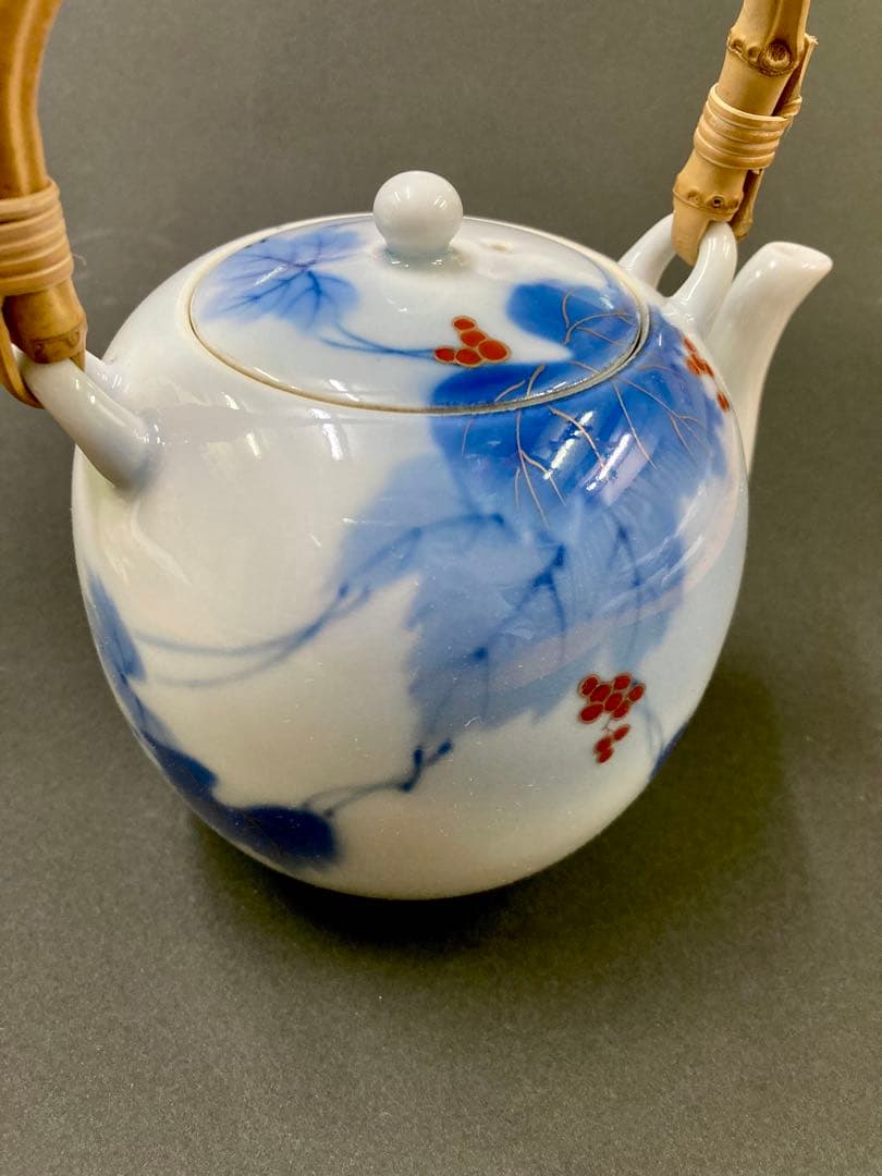 有田焼　宮内庁御用達　深川製磁　茶器揃　急須と蓋付茶碗5客　染錦葡萄　古い物です