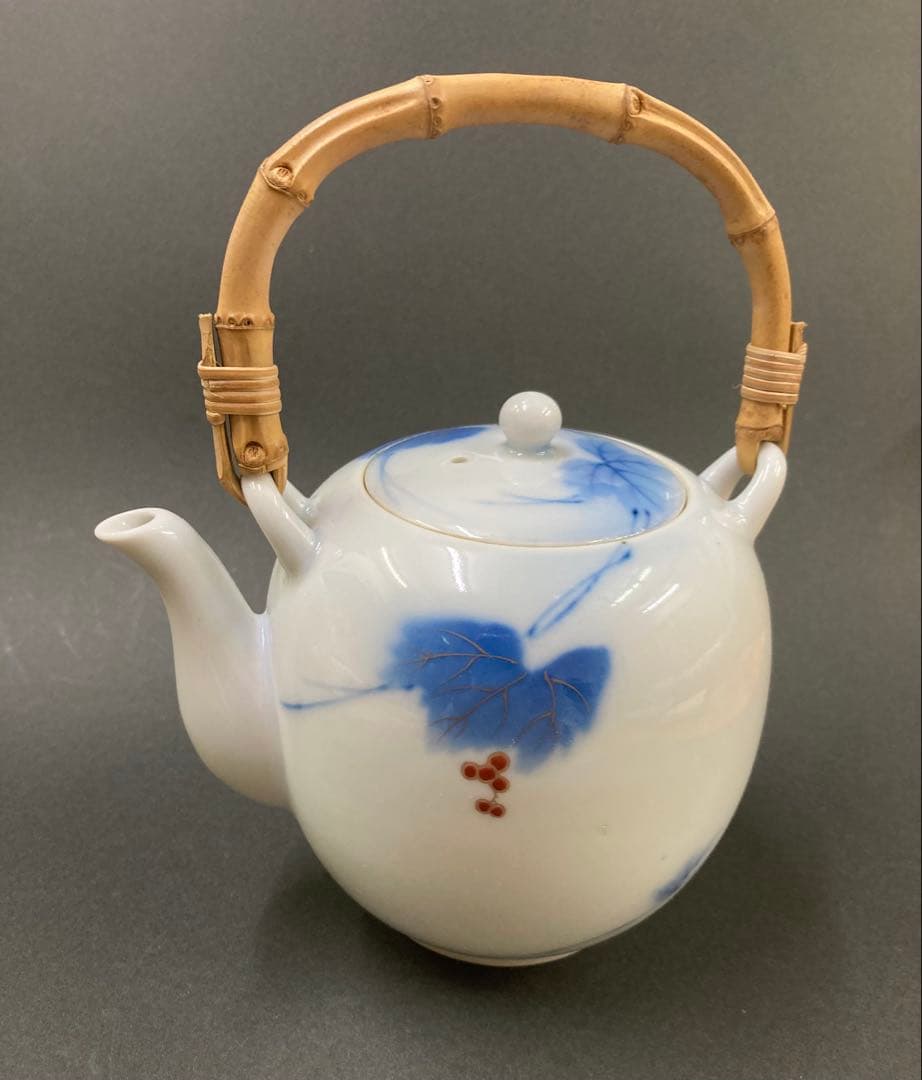 有田焼　宮内庁御用達　深川製磁　茶器揃　急須と蓋付茶碗5客　染錦葡萄　古い物です