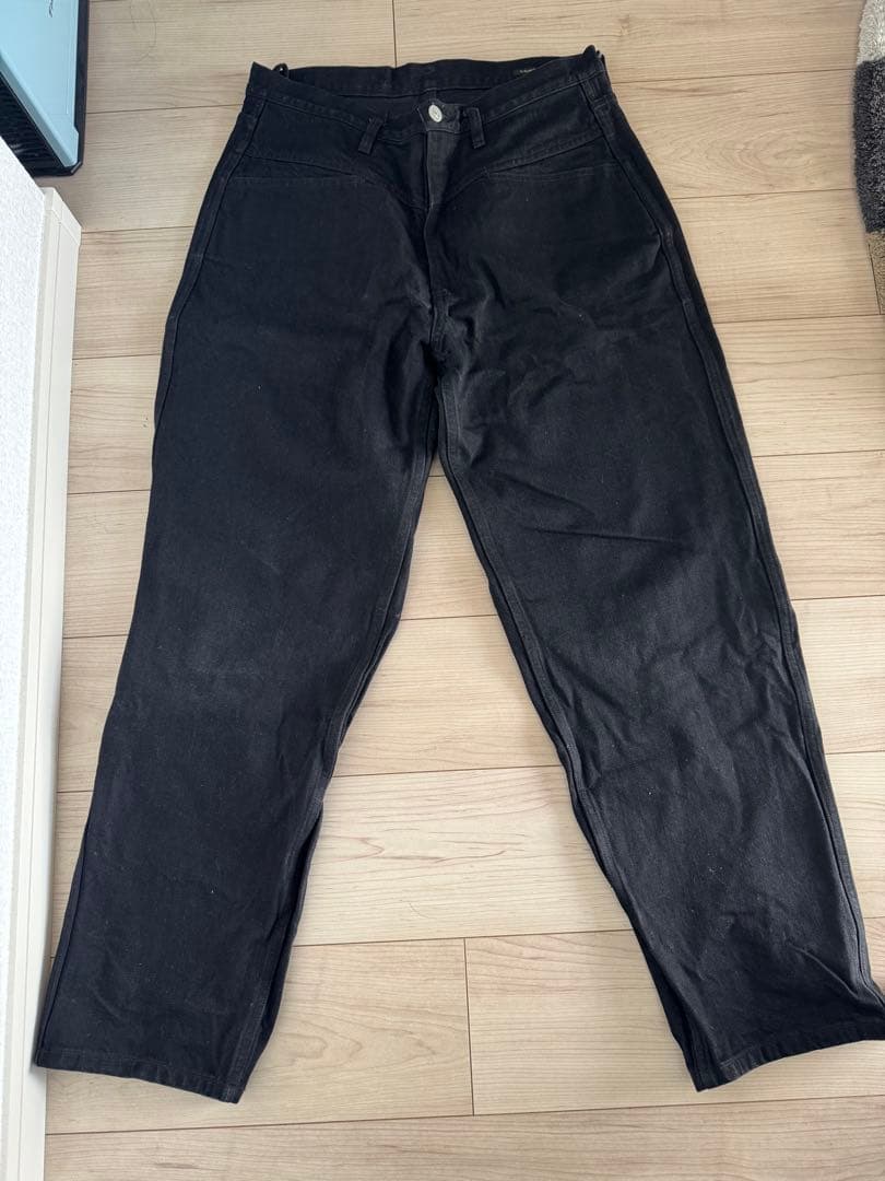 COMOLI ブラックデニム テーパードパンツ 25AW
