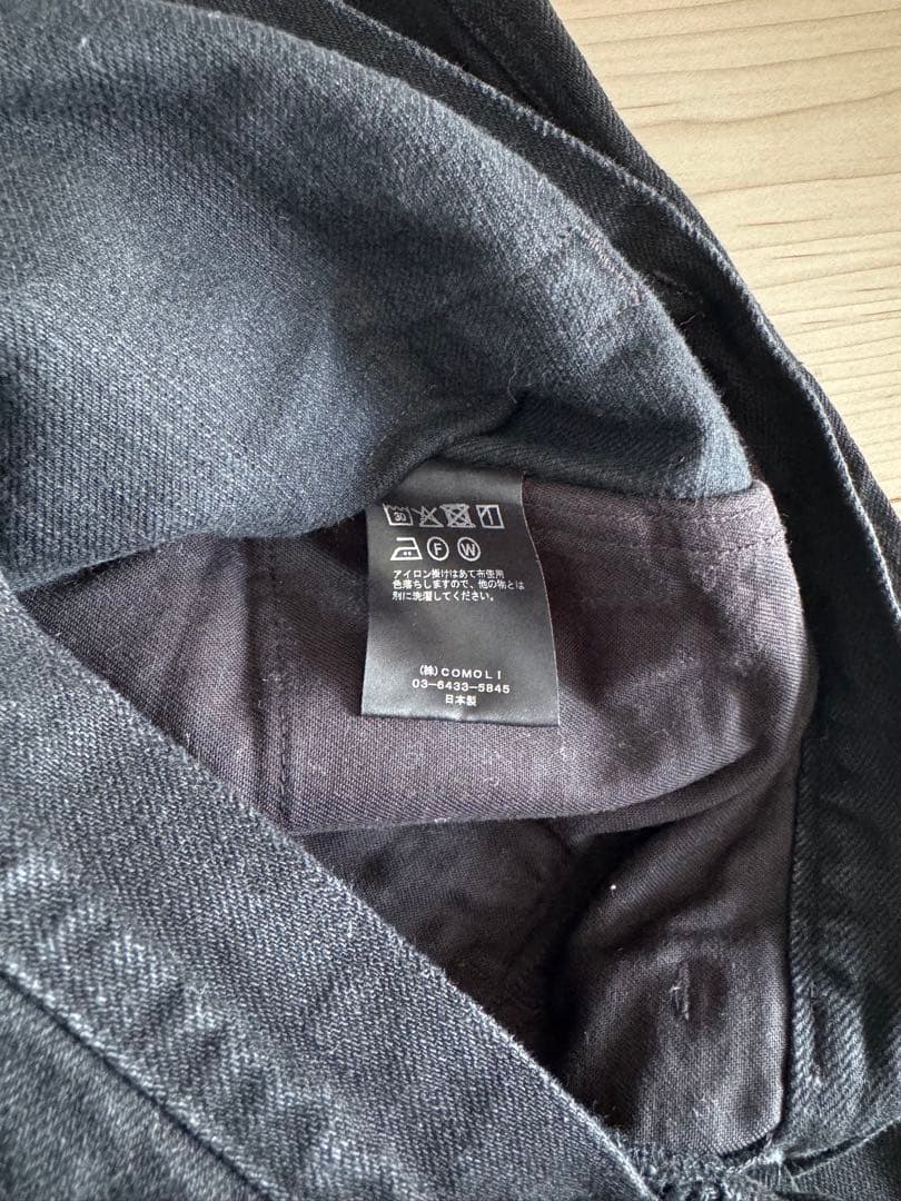 COMOLI ブラックデニム テーパードパンツ 25AW