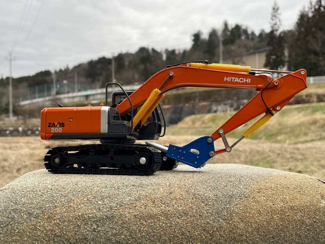 HITACHI ZAXIS 200ミニチュア ブレーカーと標準バケット付き