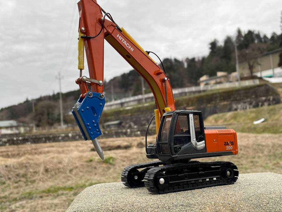 HITACHI ZAXIS 200ミニチュア ブレーカーと標準バケット付き