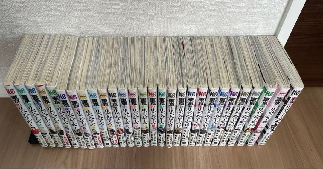 漫画　東京リベンジャーズ1〜27巻＋キャラクターブック　まとめ売り（旧表紙あり）