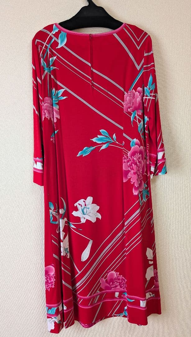 レオナールのワンピース　size42　百合柄　赤