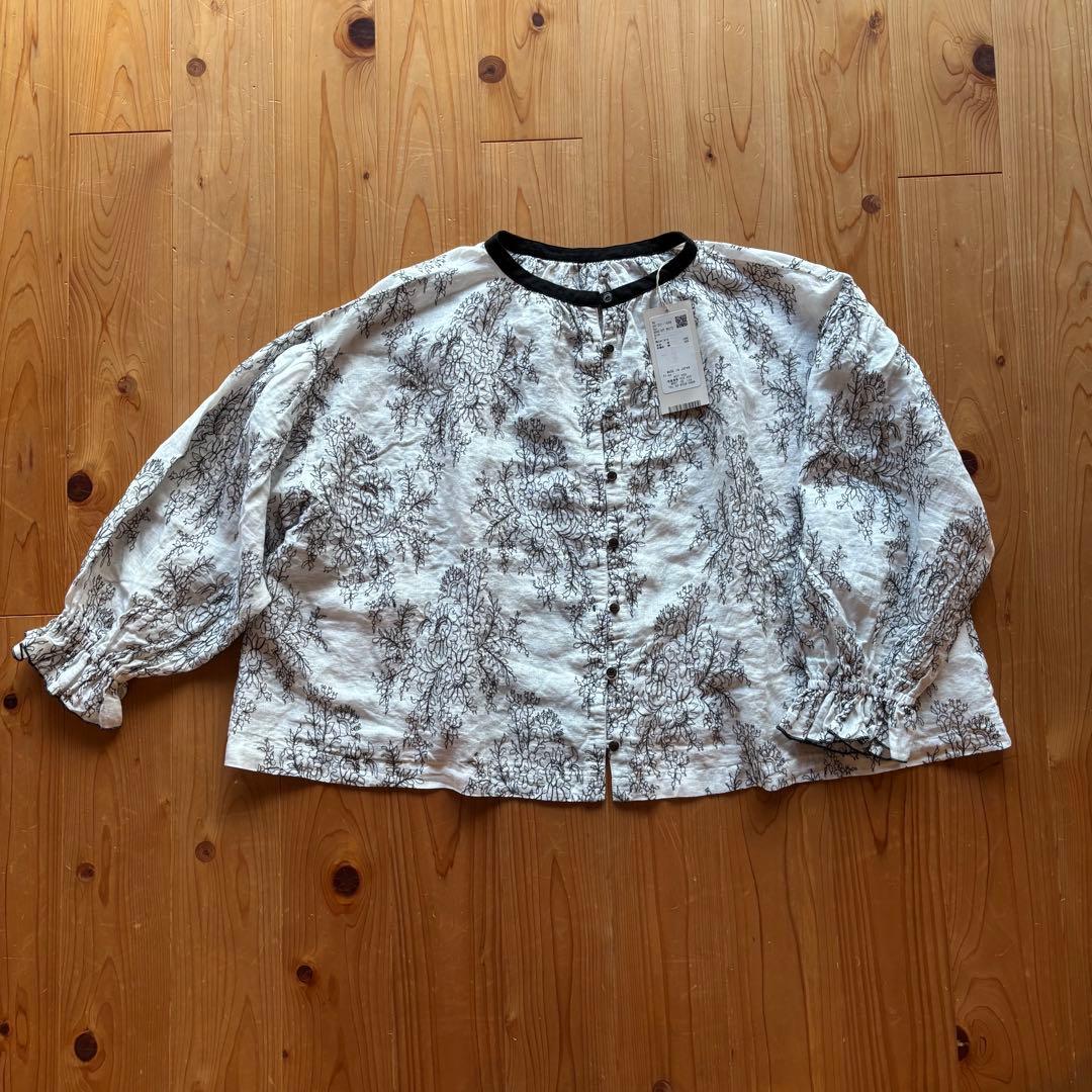 【nest Robe / ネストローブ】エンブロイダリーリネンブラウス　刺繍