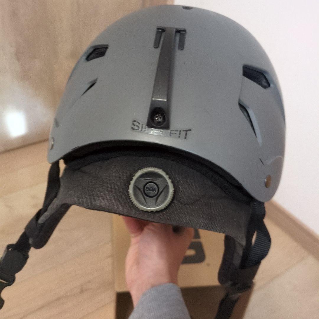スノーボード　ヘルメット　バーンbern インナーBoA調節付き耳付きグレー