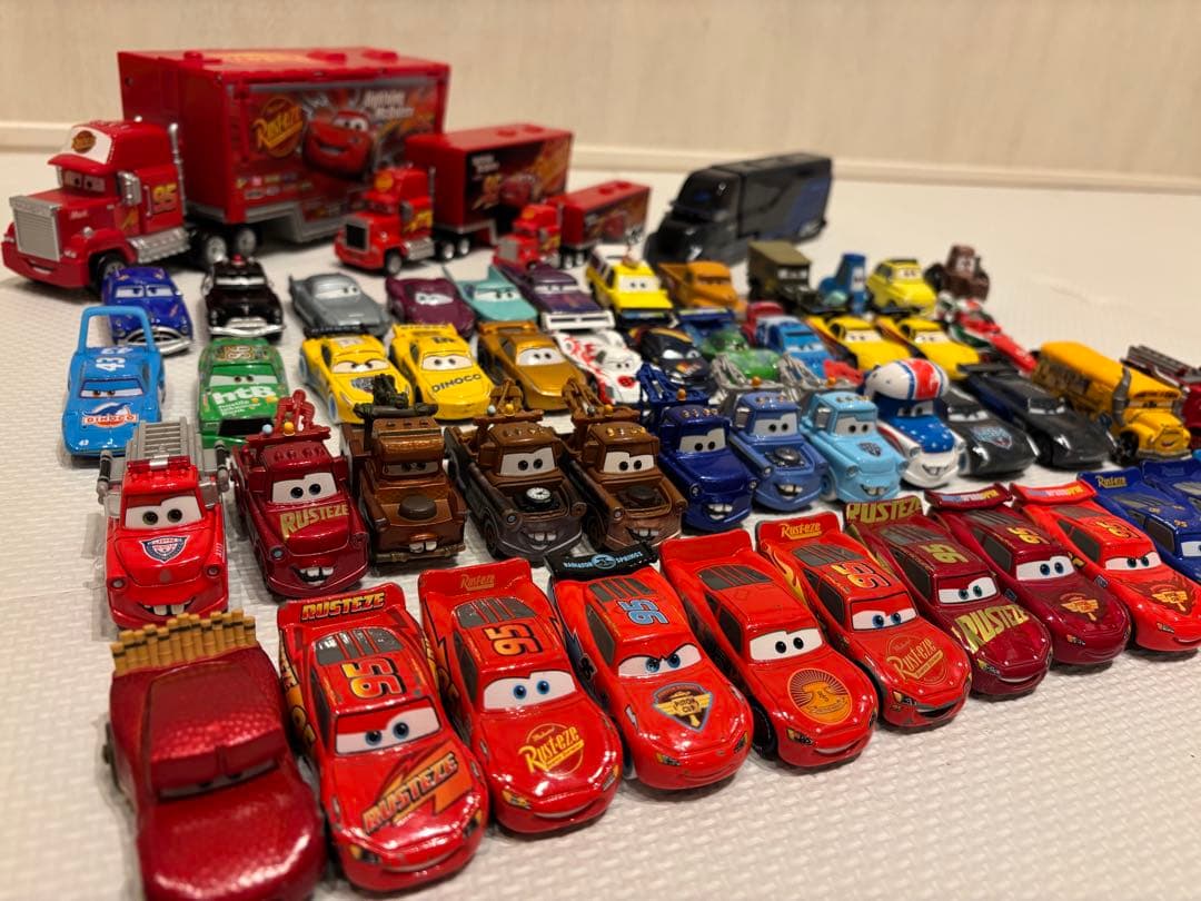 カーズ トミカ　まとめ売り55台 トレーラー付き