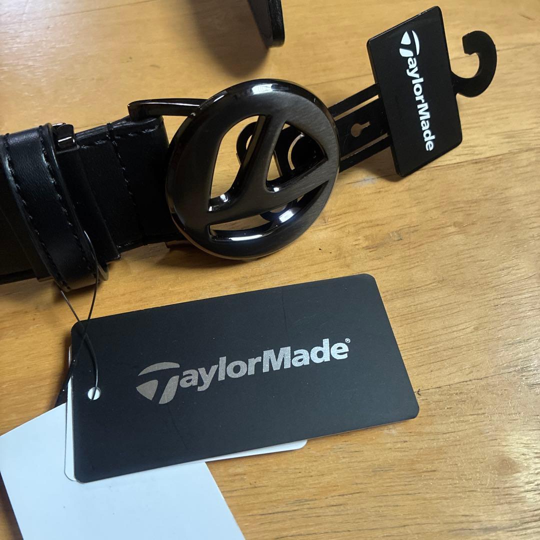TaylorMade ロゴ入りバックルデザインでスタイリッシュベルト(ブラック)