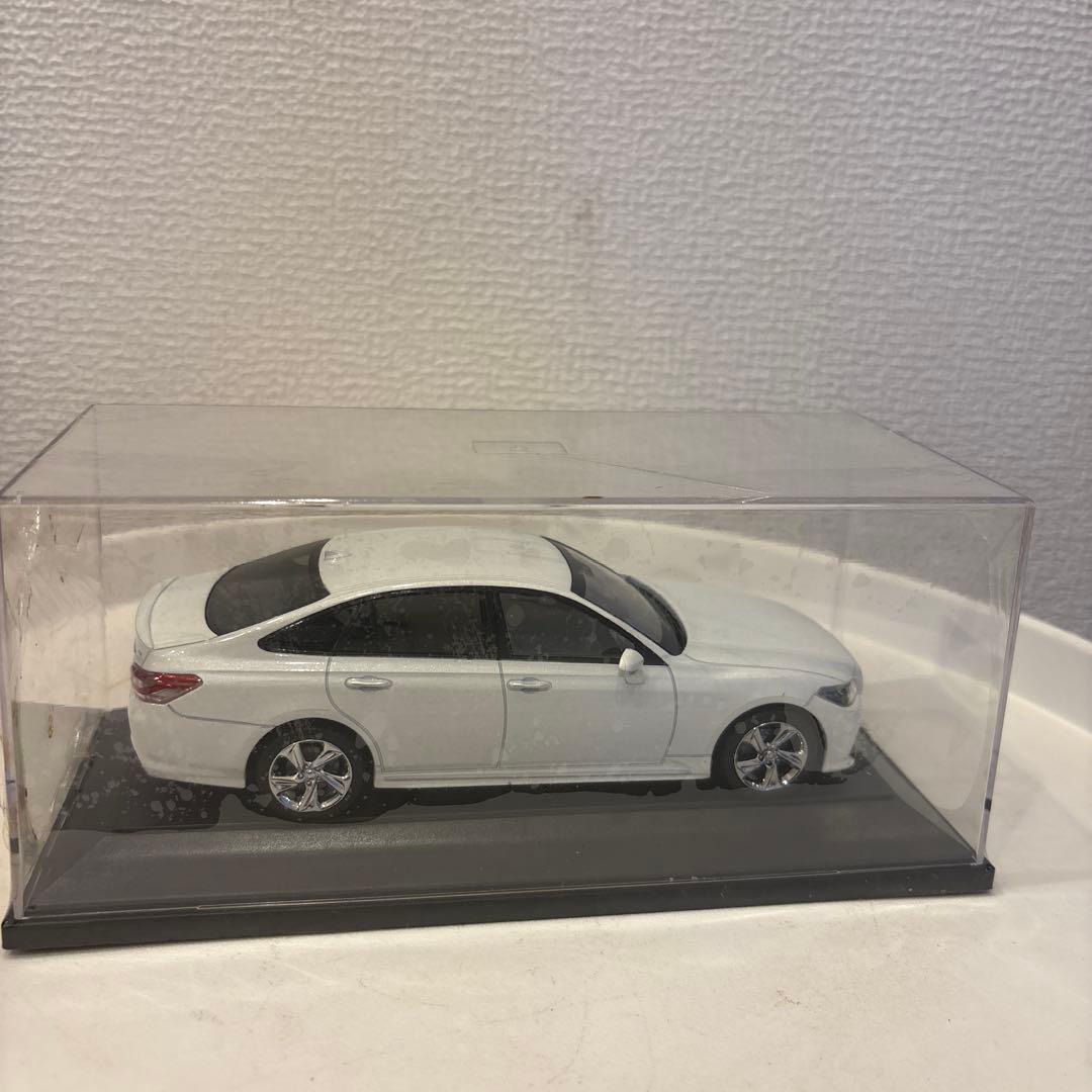 【非売品】トヨタ クラウン RS アドバンス ホワイトパール　1/30スケール