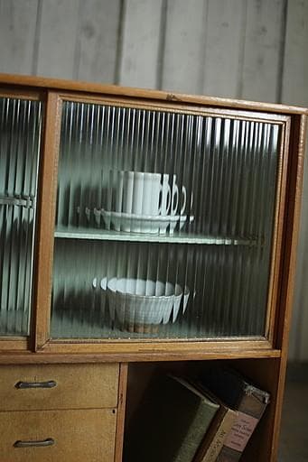 古い小ぶりな木製のモールガラス戸棚×木製小引き出し3段