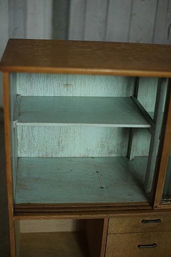 古い小ぶりな木製のモールガラス戸棚×木製小引き出し3段