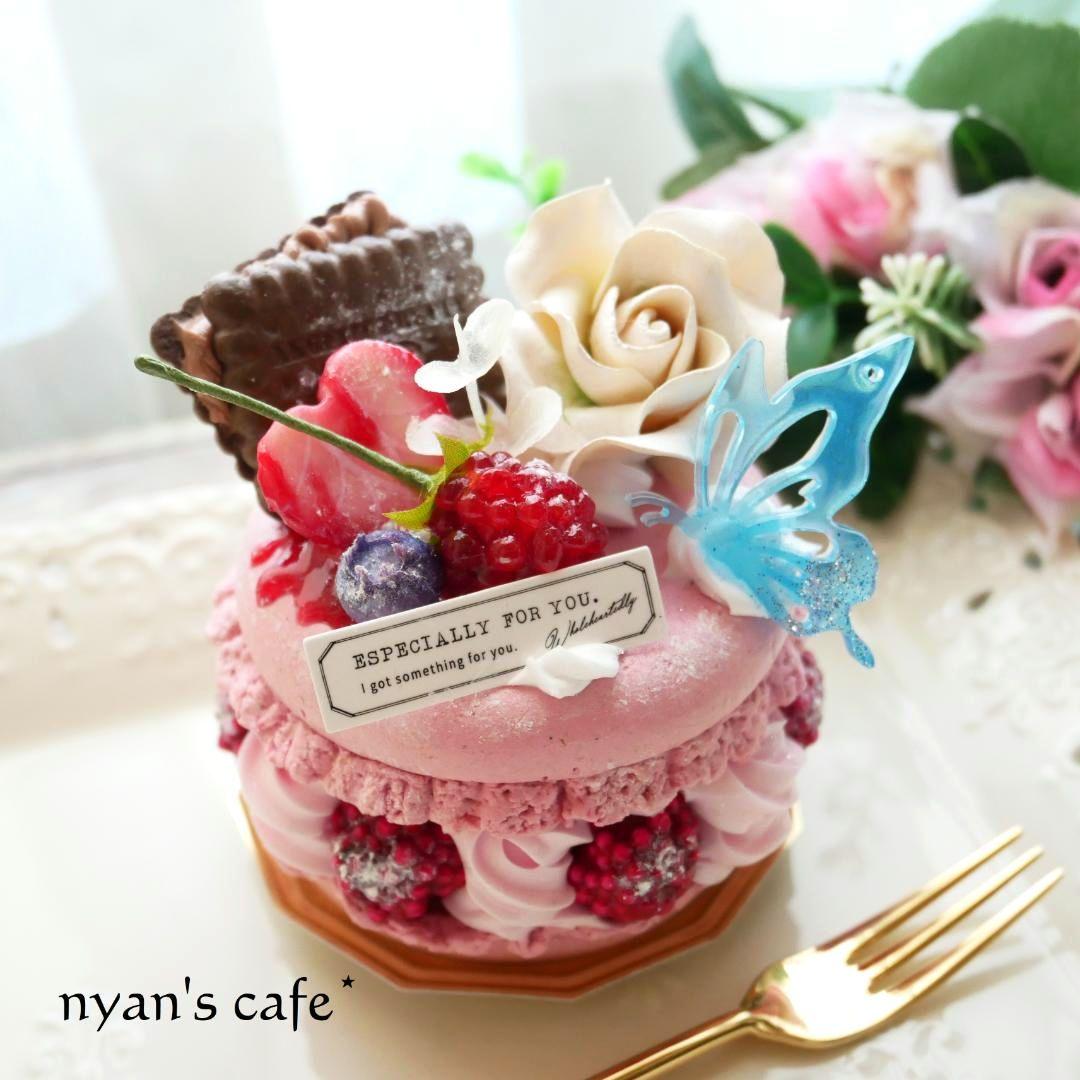 【ミッチー様】フェイクスイーツ❤︎‬ホワイトローズ飾り♡ベリーマカロンリスケーキ