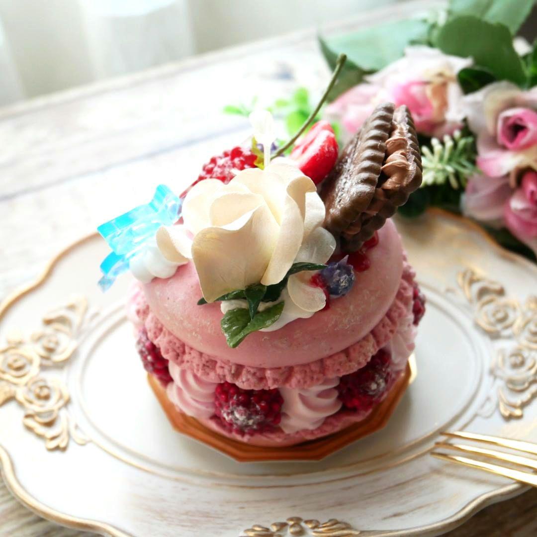 【ミッチー様】フェイクスイーツ❤︎‬ホワイトローズ飾り♡ベリーマカロンリスケーキ