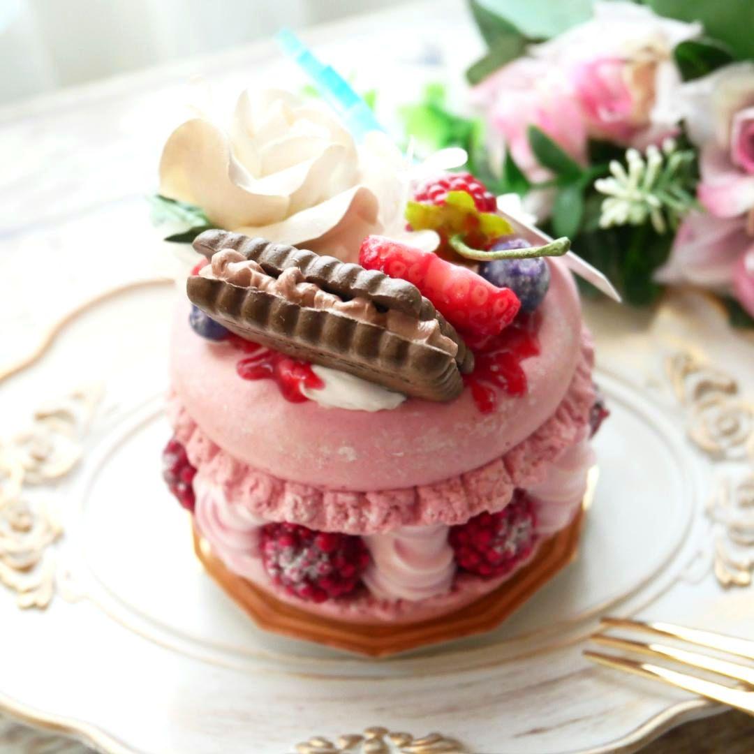 【ミッチー様】フェイクスイーツ❤︎‬ホワイトローズ飾り♡ベリーマカロンリスケーキ