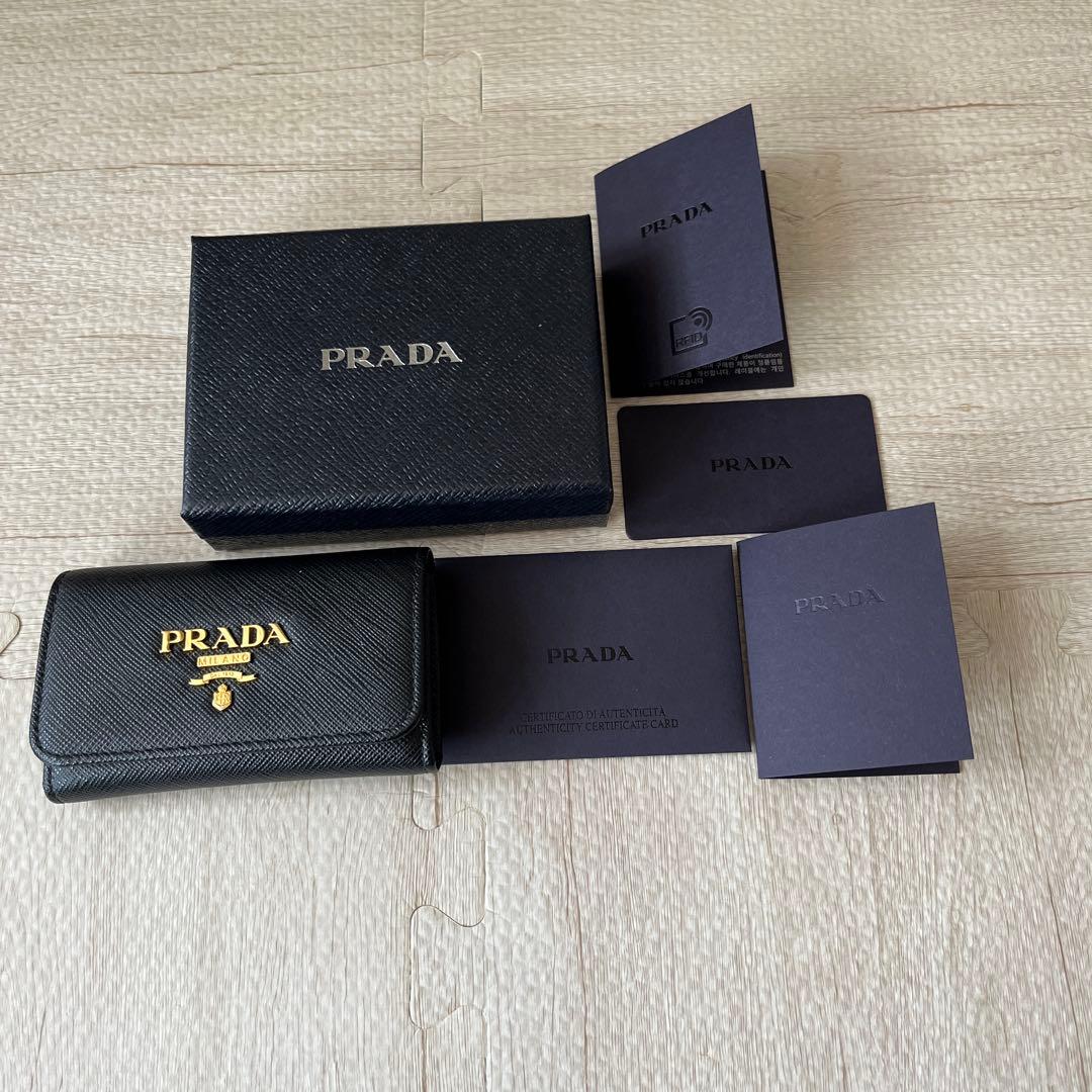 美品！プラダ PRADA キーケース ネロ サフィアーノ レザー メタル 4連