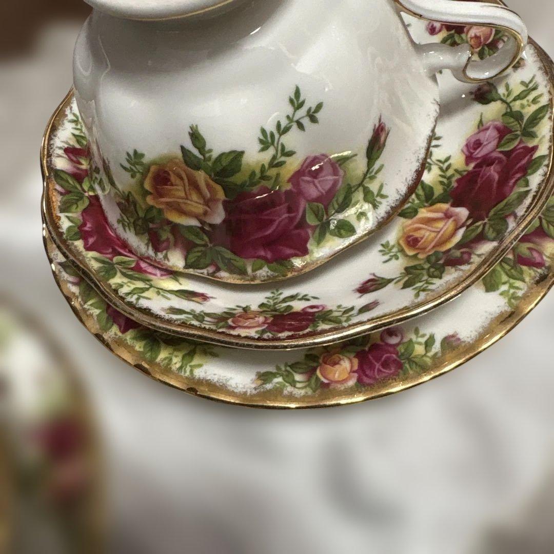 サービス出品ロイヤルアルバートトリオニセット（ペア）薔薇の美しさ　オススメ美品