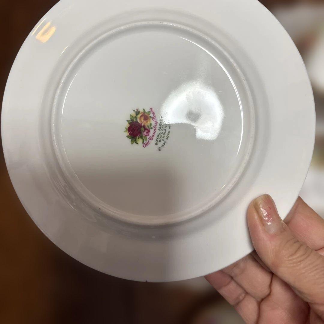 サービス出品ロイヤルアルバートトリオニセット（ペア）薔薇の美しさ　オススメ美品