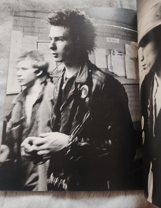 趣味 destroy SEX PISTOLS 1977 byDENNIS MORRIS