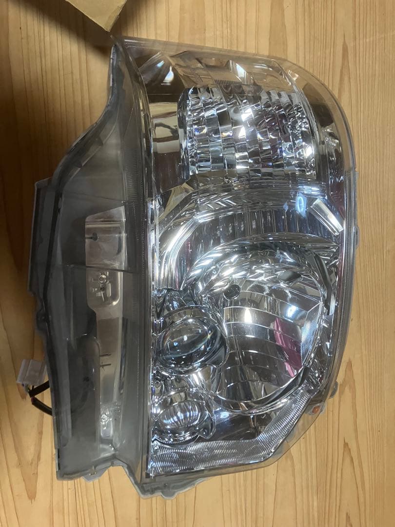 ハイエース右側LEDヘッドライト傷あり
