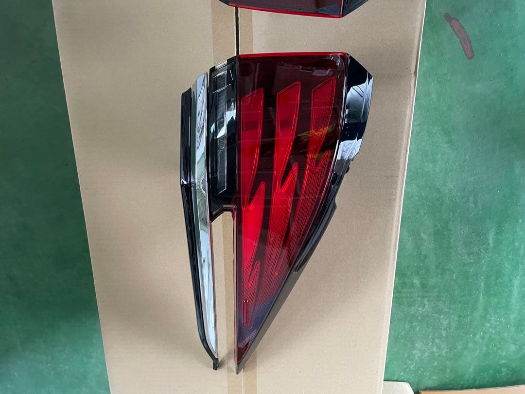 TOYOTAアルファード　テールランプ左右