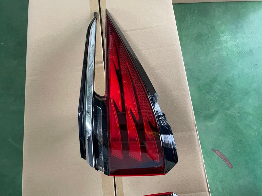TOYOTAアルファード　テールランプ左右